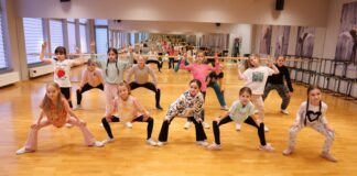 Pierwszy występ dopiero przed nimi grupa dzieci w wieku od sześciu do dziesięciu lat tańczy podczas zajęć na sali tanecznej jasielskiego domu kultury