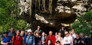 Uczestnicy wycieczki w drodze powrotnej przed wejściem do jaskini.