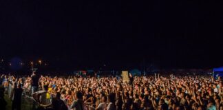 Nadchodzą Dni Jasła 2023 Tłum ludzi na koncercie. Niektóre z osób unoszą dłonie w górę.