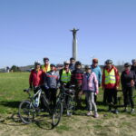 grupa rowerzystów na tle pomnika Chrystusa Króla