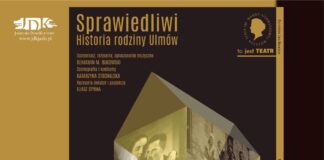 ,,Sprawiedliwi. Historia rodziny Ulmów” – spektakl w JDK Baner informujący o spektaklu sprawiedliwi historia rodziny ulmów. Na czarnym tle napisy w kolorze złota oraz budynek ze szpiczastym dachem, którego tło stanowią zdjęcia. Na plakacie, który dookoła jest otoczony złotą ramką znajdują się także informacje o obsadzie, twórcach. Ponadto w prawym górnym rogu jest logotyp teatru, natomiast w górnym lewym jest logo jasielskiego domu kultury, a na dole po lewej stronie znajduje się logo tojoty. Po prawej logo jest logo podkarpackie przestrzeń otwarta i urzędu marszałkowskiego w rzeszowie