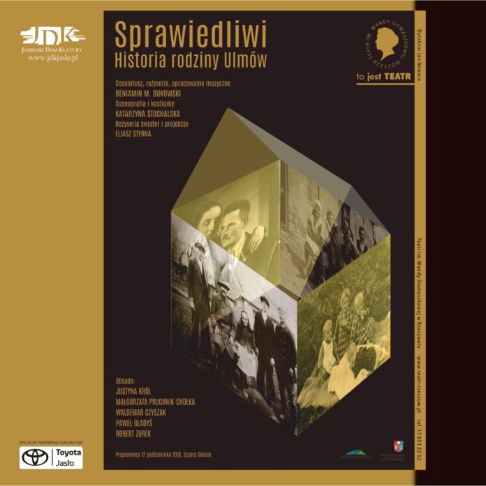 ikonka spektakl ulmowie Baner informujący o spektaklu sprawiedliwi historia rodziny ulmów. Na czarnym tle napisy w kolorze złota oraz budynek ze szpiczastym dachem, którego tło stanowią zdjęcia. Na plakacie, który dookoła jest otoczony złotą ramką znajdują się także informacje o obsadzie, twórcach. Ponadto w prawym górnym rogu jest logotyp teatru, natomiast w górnym lewym jest logo jasielskiego domu kultury, a na dole po lewej stronie znajduje się logo tojoty. Po prawej logo jest logo podkarpackie przestrzeń otwarta i urzędu marszałkowskiego w rzeszowie