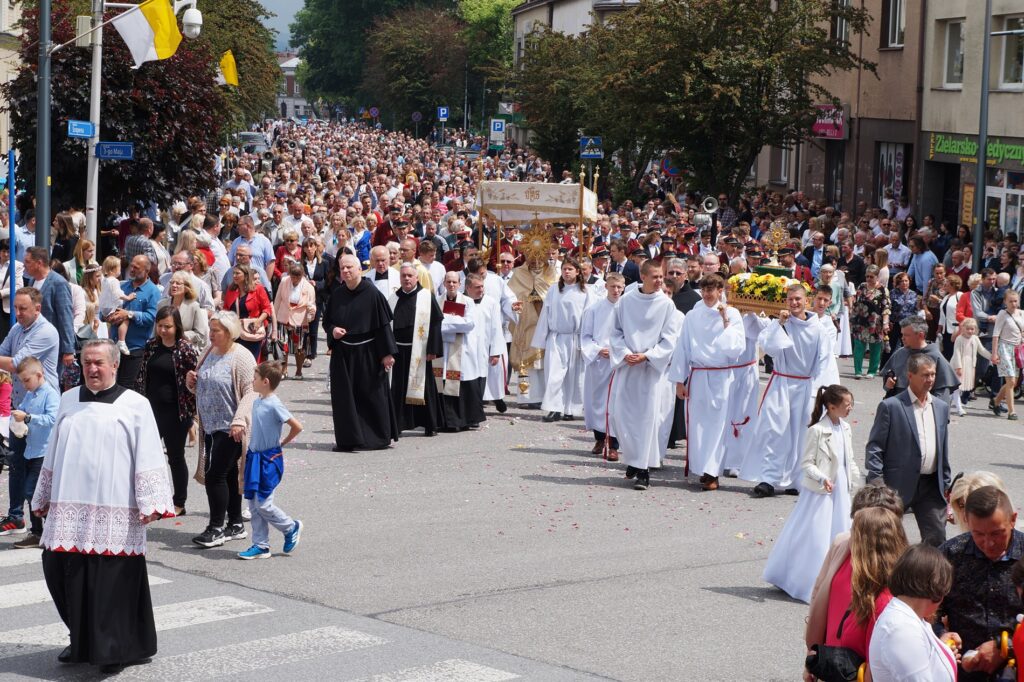 Tłum wiernych w procesji. Wszyscy idą przed Sanktuarium Św. Antoniego. 
