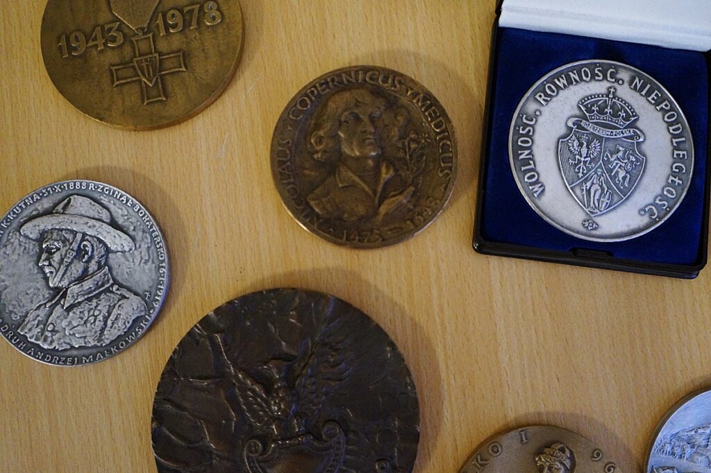 Medale z różnych okresów historycznych. 