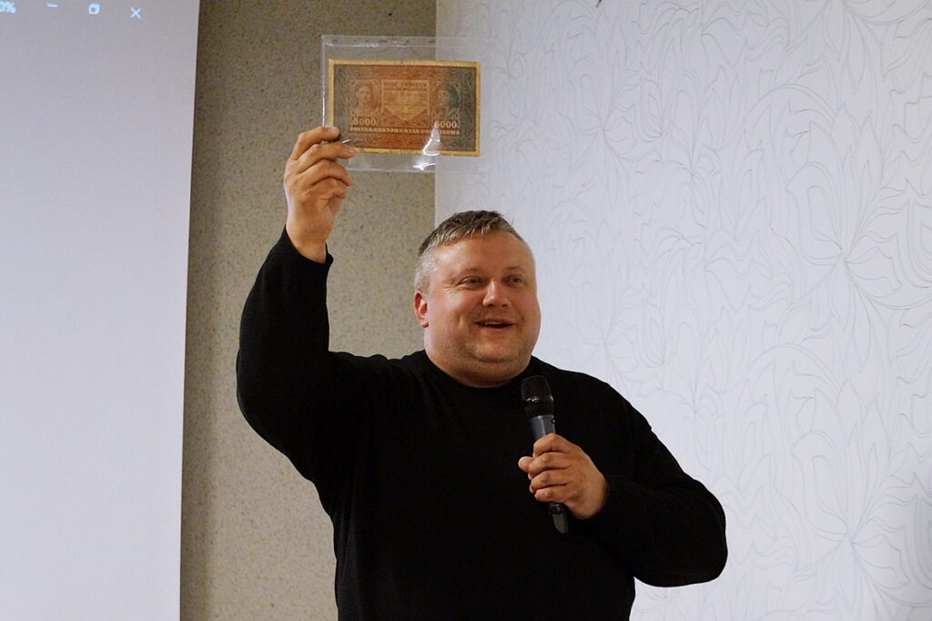 Ksiądz Marek Dyło, członek Polskiego Towarzystwa Numizmatycznego Oddział w Jaśle, prezentuje własną, kolekcję banknotów. 