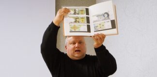 Skarby numizmatyczne w JDK Ksiądz Marek Dyło, członek Polskiego Towarzystwa Numizmatycznego Oddział w Jaśle, prezentuje własną, kolekcję banknotów.