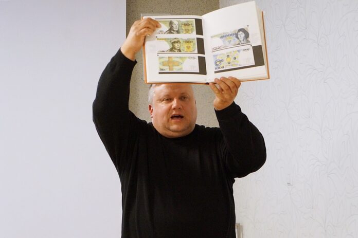 Ksiądz Marek Dyło, członek Polskiego Towarzystwa Numizmatycznego Oddział w Jaśle, prezentuje własną, kolekcję banknotów.