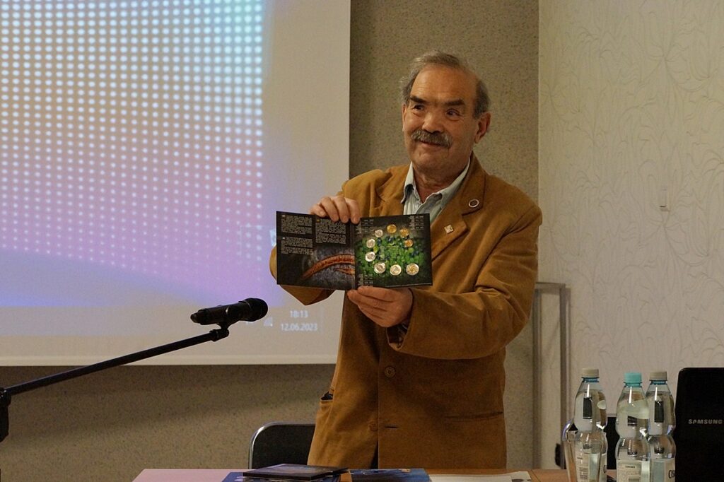 Mężczyzna opowiada o monetach. Prezentuje własną kolekcję monet z różnych okresów historycznych.