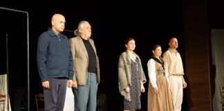 Ulmowie. Prawdziwa historia bohaterskiej rodziny Na scenie stoi pięć osób. Trzech mężczyzn i dwie kobiety. Aktorzy ubrani są w stroje z okresu II wojny światowej.