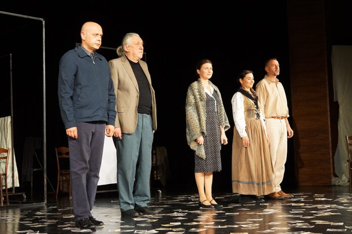 DSC04477 Na scenie stoi pięć osób. Trzech mężczyzn i dwie kobiety. Aktorzy ubrani są w stroje z okresu II wojny światowej.