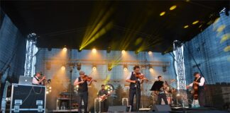 Dni Jasła 2023 i Niedzielna Letnia Scena Radia Eska Obraz zawiera: Siedmiu muzyków zespołu Zakopower na scenie. Pierwszy z lewej gra na trąbce, kolejny na skrzypach, trzeci na gitarze elektrycznej , czwarty na skrzypcach, piąty na gitarze basowej, szósty nieco z tyłu na perkusji, siódmy na kontrabasie. Wszyscy obrani są w jednakowe ciemne spodnie i kamizelki oraz białe koszule.