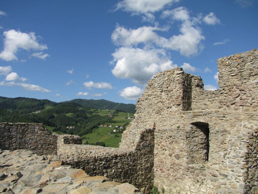 Widok na pasma górskie z fragmentem ruin zamku. 