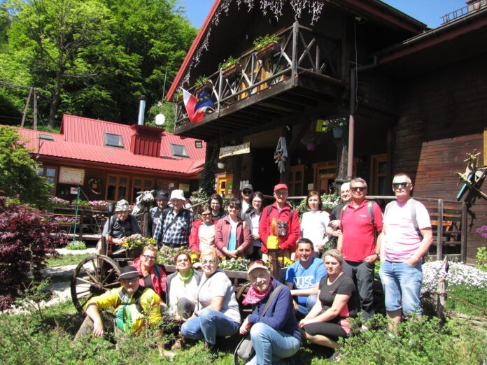 IMG_2009 Grupa osób przed Chatą Górską na Cyrli. Wszyscy pozują do zdjęcia.