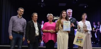 Laury dla Karoliny i Jakuba w Krasnem Na scenie sześć osób. Jury konkursowe i szczęśliwa Karolina Polak ze statuetką i dyplomem w ręku.