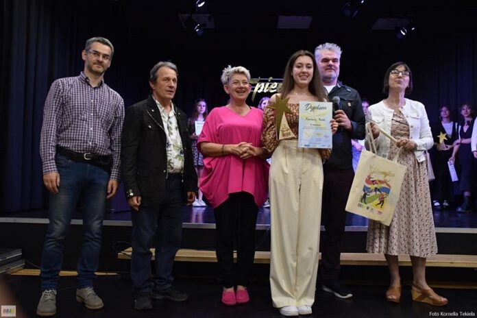 Na scenie sześć osób. Jury konkursowe i szczęśliwa Karolina Polak ze statuetką i dyplomem w ręku.