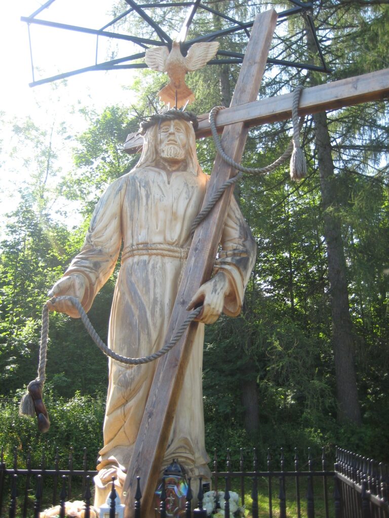 Chochołów, figura Chrystusa w pobliżu kościoła. 