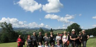 Zwiedzanie z KK-T JDK i PTTK: W cieniu zachwycających Tatr Pogórze Gubałowskie, grupa na wędrownym szlaku.