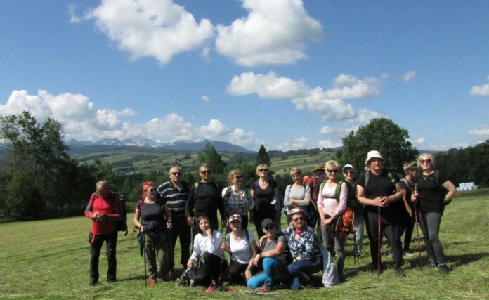 foto J.Kiełtyka Pogórze Gubałowskie - grupa na wędrownym szlaku Pogórze Gubałowskie, grupa na wędrownym szlaku.