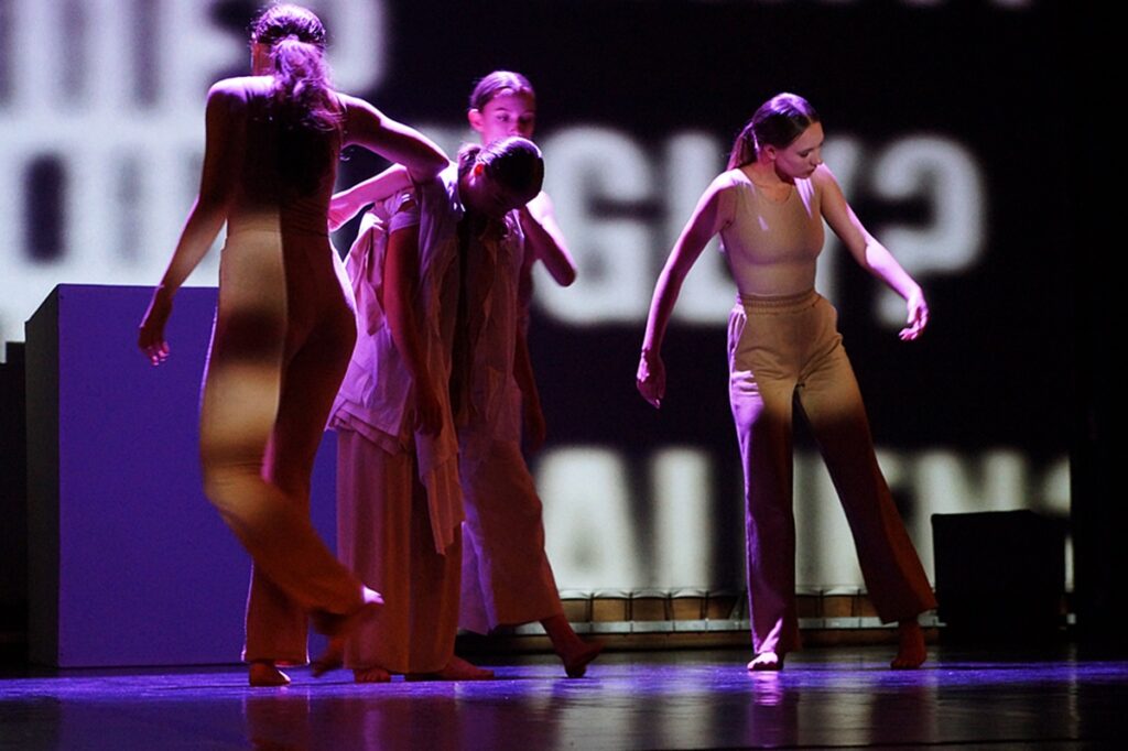 Cztery tancerki wykonują układ choreograficzny.