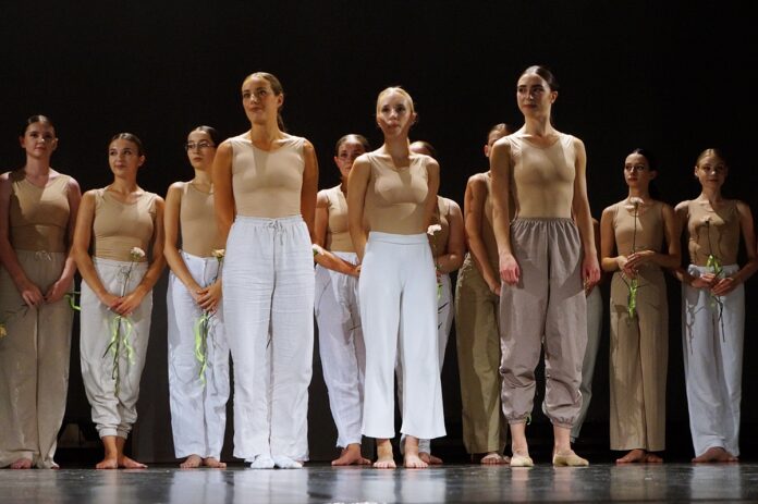 DSC05096 Grupa dziewcząt stoi na scenie.