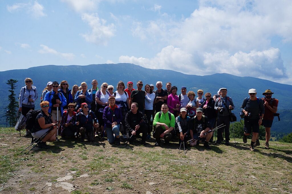 Grupa turystów pozuje do zdjęcia na górskim szczycie – Mosorny Groń 