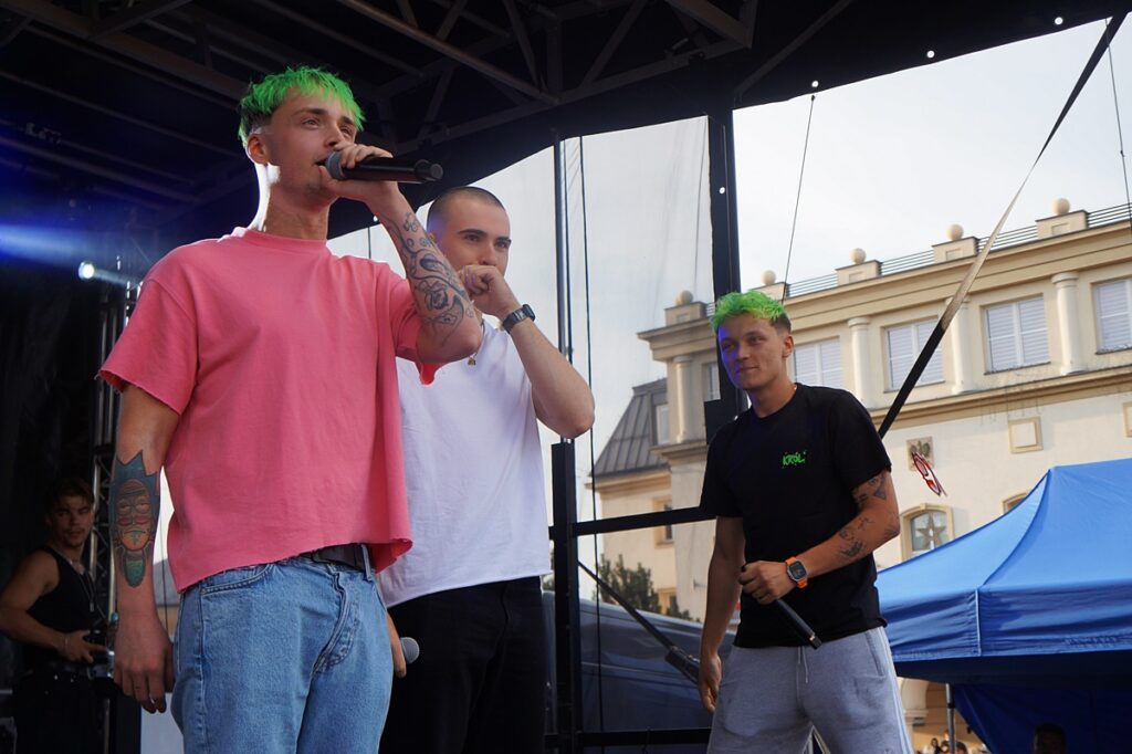 Trzech Króli rapuje na scenie.
