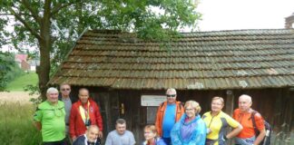 Zwiedzanie z KK-T JDK: Wokół majestatycznej góry Liwocz Grupa rowerzystów na szlaku tradycyjnego rzemiosła.