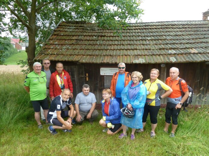P1040780 Grupa rowerzystów na szlaku tradycyjnego rzemiosła.