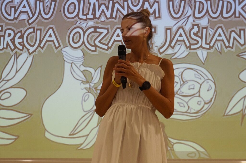 Pani Ilona Dudek przemawia do mikrofonu.