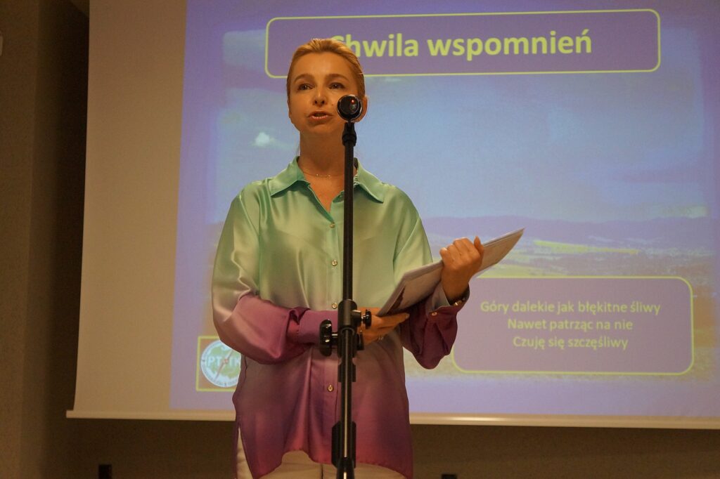 Pani Elwira Musiałowicz-Czech p. o. dyrektora Jasielskiego Domu Kultury, wita wszystkich przewodników i ratowników górskich.
