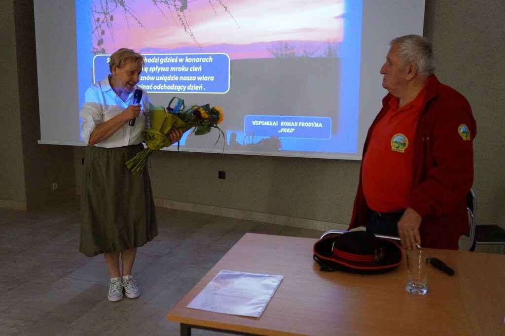 Pani Elżbieta Ruszała, pracownik Jasielskiego Domu Kultury, składa serdeczne podziękowania Panu Romanowi Frodymie za przybycie.