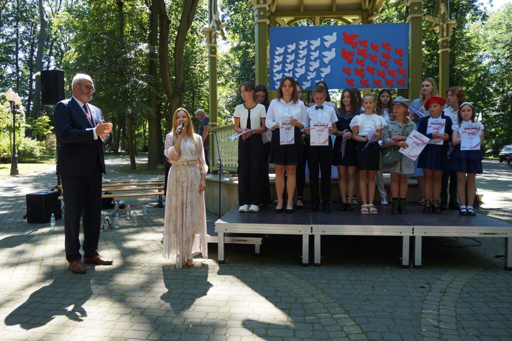Uroczyste podziękowania Burmistrza Miasta Jasła Pana Ryszarda Pabiana i Pani Elwiry Musiałowicz-Czech, pełniącej obowiązki dyrektora Jasielskiego Domu Kultury za udział w konkursie.