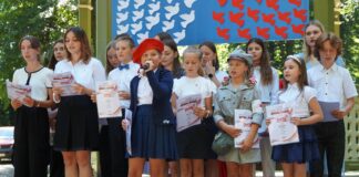 Laureaci V Konkursu Poezji i Pieśni Patriotycznej ,,Niepodległa, Niepokorna” na scenie.