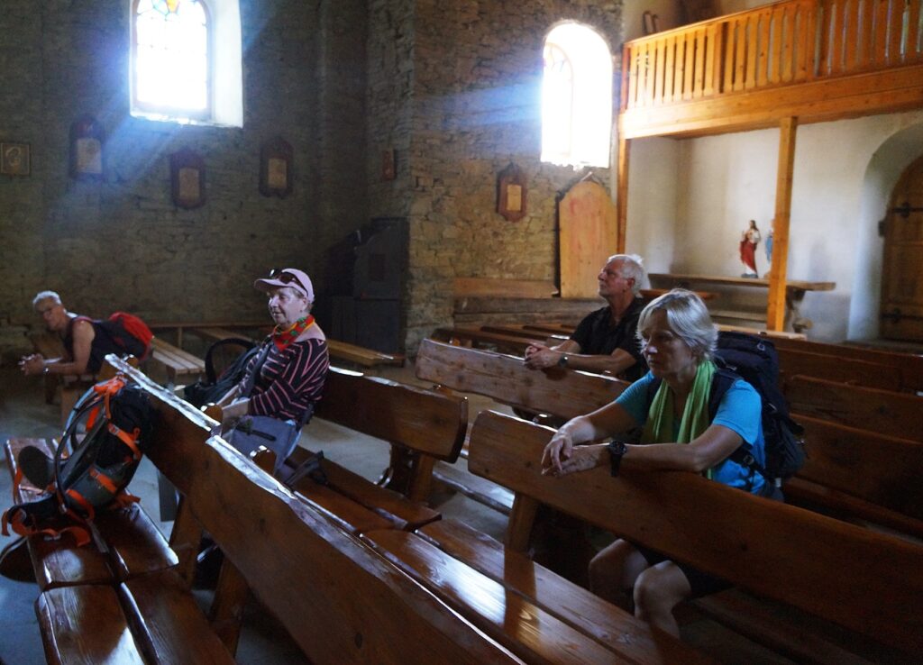 Turyści modlący się w grekokatolickiej cerkwi w Łopience. 