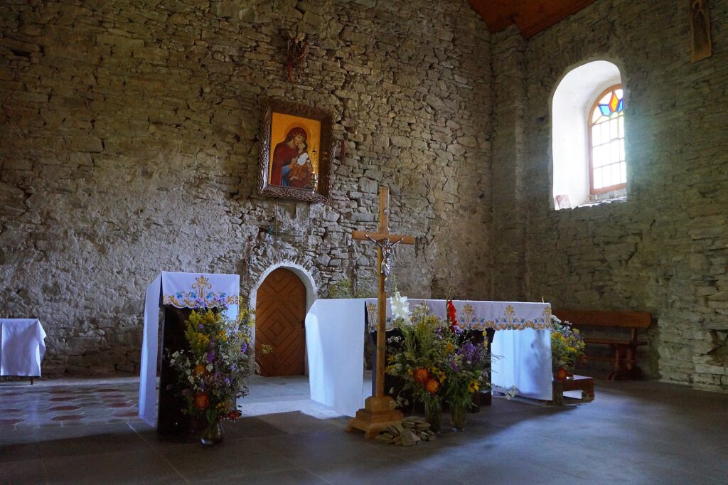 Wnętrze grekokatolickiej cerkwi w Łopience z wizerunkiem Matki Boskiej Łopieńskiej Pięknej. 