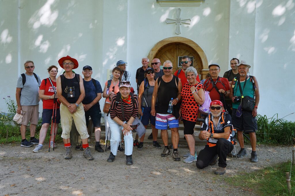 Turyści przed zabytkową cerkwią w Łopience. 