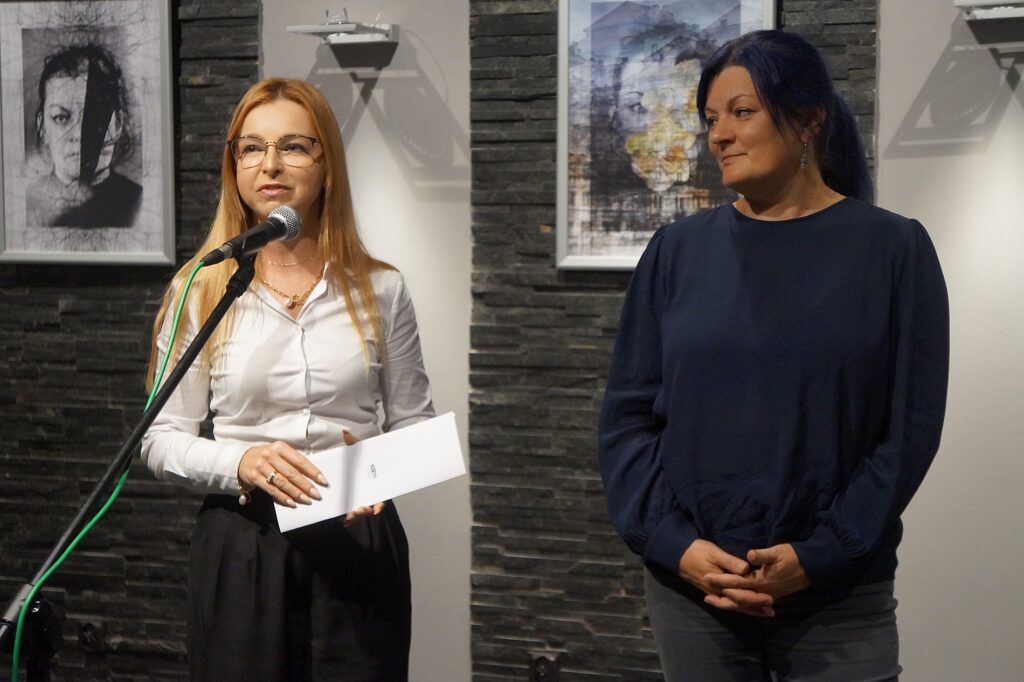 Pani Elwira Musiałowicz-Czech, dyrektor Jasielskiego Domu Kultury, przemawia do mikrofonu i wita stojącą obok niej artystkę. 