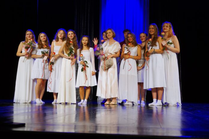 DSC06514 Młodzi aktorzy wraz z Panią Grażyną Żygłowicz, stoją na scenie i pozują do wspólnego zdjęcia.