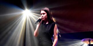 Druga nagroda dla Karoliny Polak w Tyczynie Na scenie stoi Karolina Polak i śpiewa piosenkę.