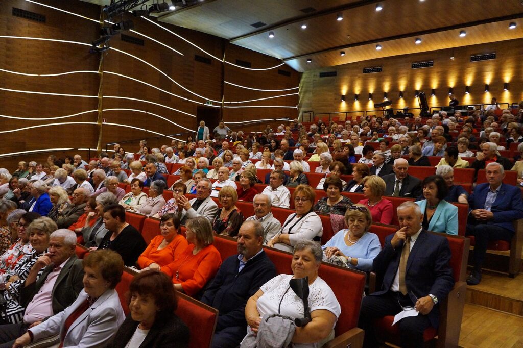 Sala widowiskowa Jasielskiego Domu Kultury wypełniona po brzegi. Zgromadzona publiczność oczekuje na rozpoczęcie spektaklu.