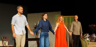 Rozbawili publiczność do łez Na scenie stoi czterech aktorów: dwie młode kobiety i dwóch młodych mężczyzn. Wszystkie osoby trzymają się za ręce.