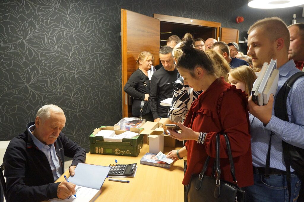 Spotkanie z Krzysztofem Wielickim w Jasielskim Domu Kultury. Legendarny himalaista podpisuje książki.