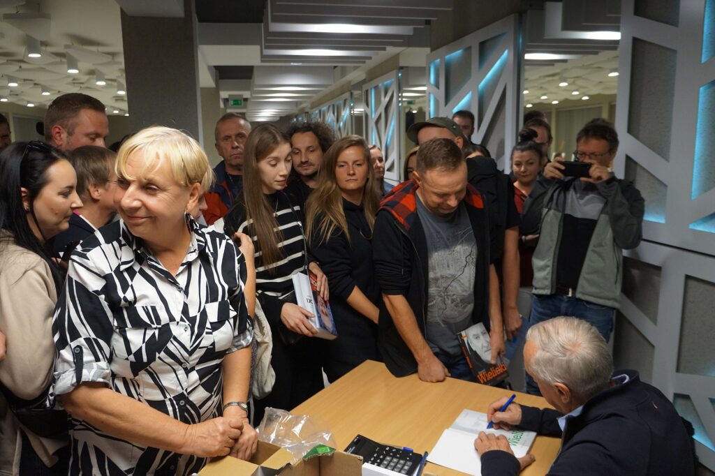 Spotkanie z Krzysztofem Wielickim w Jasielskim Domu Kultury. Legendarny himalaista podpisuje książki.
