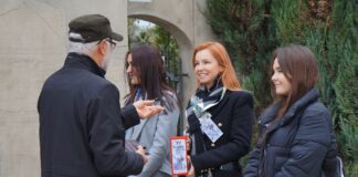 Cztery osoby stoją przy bramie cmentarnej: kobieta, dwie młode dziewczyny i starszy mężczyzna. Kobieta, która kwestuje (dyrektor Jasielskiego Domu Kultury) prowadzi rozmowę z mężczyzną.