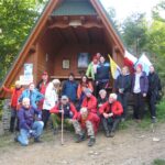 Pasmo Orawsko Podhalańskie – uczestnicy wycieczki przy kapliczce na Żeleźnicy
