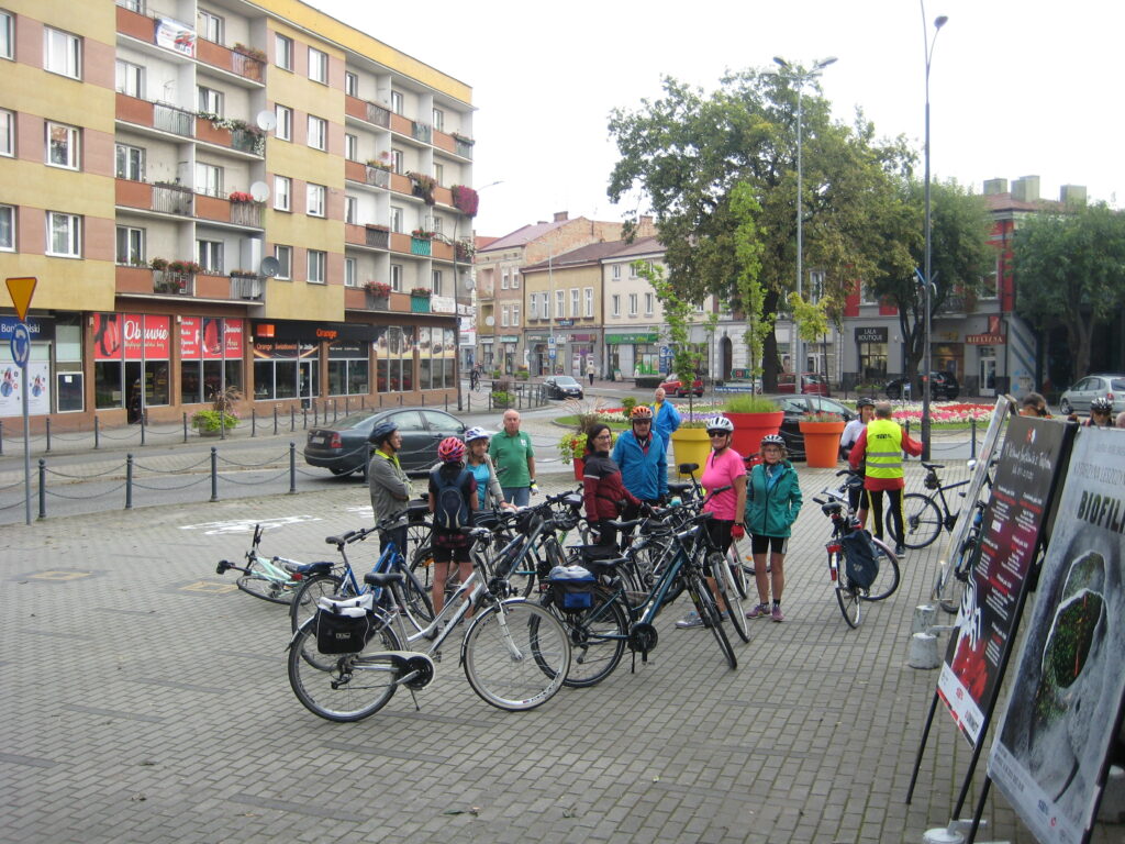 Wyprawa rowerowa do olejarni w Nienaszowie. Rowerzyści przed budynkiem Jasielskiego Domu Kultury.