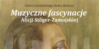 Na obrazku, w kolorach szarym z odcieniem złotego widoczny jest profil mężczyzny. Na nim rozmyte klawisze fortepianu. Na górze napis czarnymi literami Galeria Jasielskiego Domu Kultury, poniżej tytuł wystawy Muzyczne fascynacje Alicji Stӧger – Zamojskiej. Poniżej, w lewym dolnym rogu, logotyp tojoty jasło, w ;prawym logotyp jasielskiego domu kultury