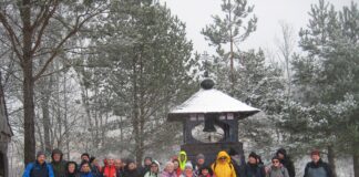 Zwiedzanie z KK-T JDK: Na odludnych szlakach Beskidu Niskiego Grupa turystów przy dzwonnicy.