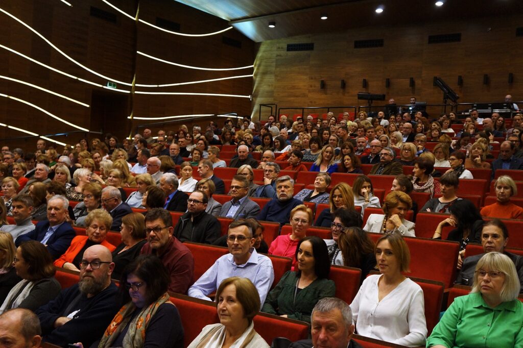 Publiczność w oczekiwaniu na rozpoczęcie spektaklu.