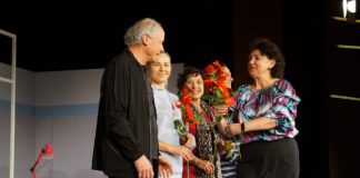 Na scenie stoi czterech aktorów: dwie kobiety i dwóch mężczyzn. Artyści z rąk pani Magdaleny, pracownicy Jasielskiego Domu Kultury, otrzymują kwiaty.